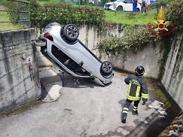 Auto finisce nella rampa di un garage a Domegge di Cadore, feriti autista e passeggera