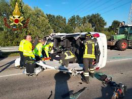 Spaventoso incidente a Mogliano Veneto: auto si ribalta dopo lo schianto contro un trattore