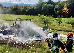 Trattore in fiamme a Sedico, intervento tempestivo dei Vigili del Fuoco