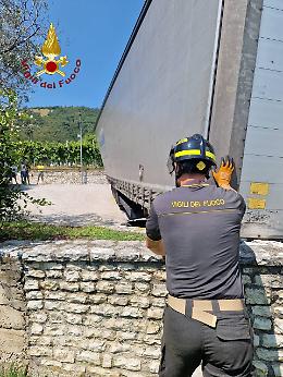Autocarro si blocca durante una manovra in via Col de Mas a Valdobbiadene