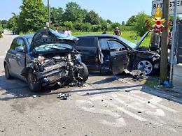 Tezze sul Brenta: schianto in pieno giorno tra due automobili, il bilancio è di tre feriti