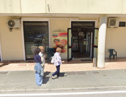 Brutale aggressione dal kebabbaro: titolare preso a sediate e accecato con lo spray al peperoncino