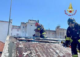 Fiamme dal tetto di un albergo in ristrutturazione a Mestre, intervento massiccio dei Vigili del fuoco