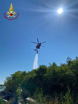 Sterpaglie in fiamme all’Isola dei Gabbiani, intervento aereo dei Vigili del Fuoco