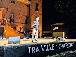 Tra ville e giardini 2025 a Ficarolo: Angelo Pisani conquista il pubblico con lo show comico “Habemus papà