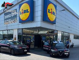 Furti seriali nei supermercati: coppia arrestata a Este mentre svaligia il reparto cosmetici