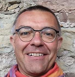 Accoglienza tra applausi e cori pro-Palestina per don Nandino Capovilla, espulso da Israele
