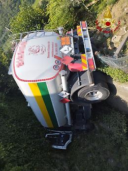 Camion esce di strada e trancia una conduttura del gas: paura sulla Valsugana