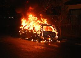 Incendi dolosi a Martellago, auto distrutta e tentato rogo alla statua della Madonna