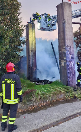 Marghera, in fiamme il terminal intermodale dismesso