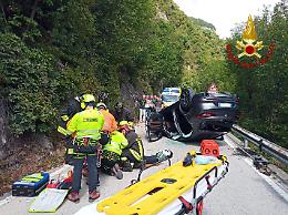 Auto si ribalta sul tornante della SP 78 a Rotzo: paura per due persone intrappolate nell’abitacolo