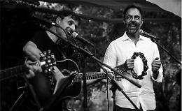 Neri Marcorè e Domenico Mariorenzi incantano Arquà Petrarca con un omaggio alle grandi canzoni d’autore