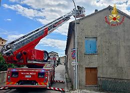Incendio sul tetto di una casa a Setteville: fiamme ai pannelli fotovoltaici, tempestivo intervento dei Vigili del Fuoco