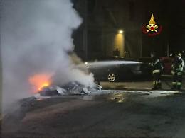Fiamme nella notte a Montecchio Maggiore, rogo di biciclette e motorini vicino alla SR11