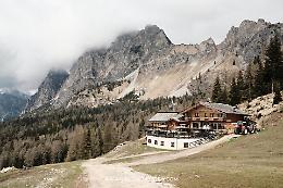 Escursionista colto da malore lungo un sentiero sopra Cortina d’Ampezzo: trovato già morto dai soccorsi