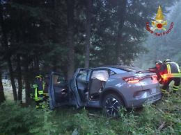 Zoldo, incidente sul passo Staulanza: auto esce di strada e precipita per 20 metri