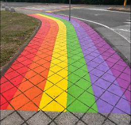 Arcobaleno davanti al municipio di Ponte San Nicolò, il consiglio si divide