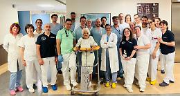 A 102 anni torna a camminare dopo una frattura al femore: la rinascita di Maria
