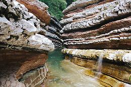 Un ponte tibetano e una cascata segreta: l’escursione più virale del Veneto è gratuita