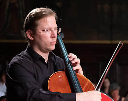 Peter Somodari incanta l’Auditorium Tamburini: il violoncello protagonista di un viaggio musicale tra epoche e stili