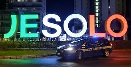 Notte di follia a Jesolo: inseguimento a tutta velocità tra auto e pedoni