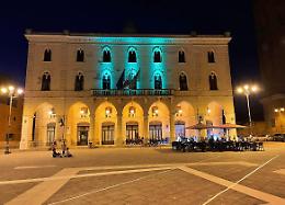Un segnale che parla al cuore: il Municipio si illumina di verde