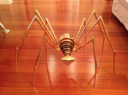 Bambina di 5 anni rompe una scultura d’oro mentre cerca di scarabocchiare un quadro nella galleria cittadina di Jesolo