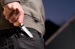 Aggressione in una sala slot di Marostica: mentre gli uomini fuggivano, a salvare la barista è stata una donna