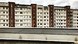 Buttano giù il muro con la mazza e occupano un alloggio pubblico a Venezia: residenti esasperati