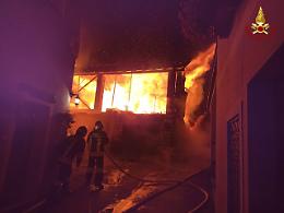 Incendio nella notte a Rodeghieri: magazzino in fiamme, salvi i garage grazie ai Vigili del Fuoco
