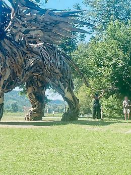Spezzata la coda al Leone di Martalar a Tarzo, Zaia: “Non una bravata ma un’offesa a tutti noi”