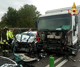 Carmignano di Brenta, incidente stradale sulla SS53: scontro tra auto e autocarro