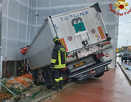 Camion si scontra con un edificio in ristrutturazione ad Arzignano: un ferito estratto dalle lamiere