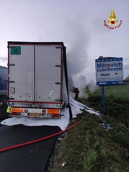 Paura sulla Statale Pasubio a Costabissara: incendio di un tir blocca la circolazione per ore