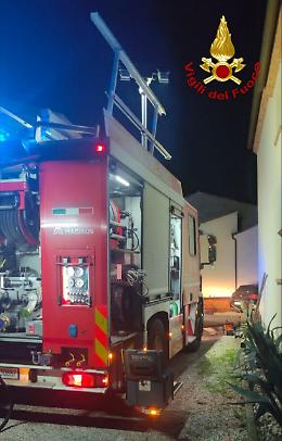 Garage in fiamme a Baone, due auto distrutte e danni ingenti