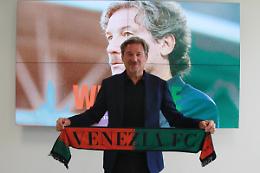 Derby al veleno sotto la pioggia: Venezia batte Verona ai rigori, agli ottavi c’è l’Inter