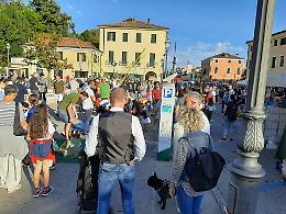 A piedi in centro a Mirano, una domenica di festa