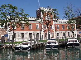 Quattro agenti penitenziari a processo per le violenze subite da un giovane detenuto a Venezia
