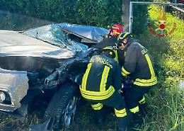 Fossalta di Portogruaro, scontro tra auto e tir sulla SS14: anziano estratto dalle lamiere