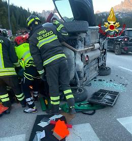 Schianto a Misurina, auto si ribalta sulla SR49: due feriti, uno incastrato nell’abitacolo