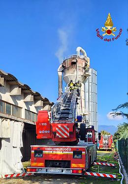Incendio nel silos di una falegnameria a Rosà: intervento tempestivo dei Vigili del Fuoco evita il peggio
