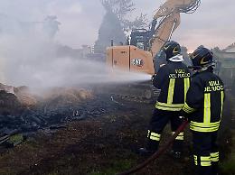 Incendio nella notte: capannone agricolo distrutto, nessun ferito