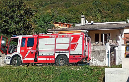 Parapendista resta sospesa su un albero a Solagna: salvata senza ferite