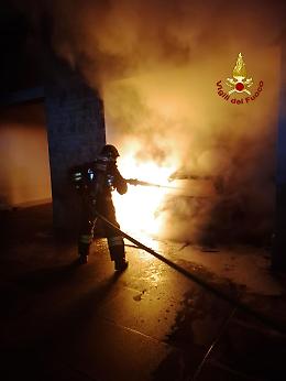 Auto in fiamme nella notte a Schio: intervento dei Vigili del Fuoco scongiura il peggio