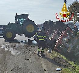 Trattore rovescia il rimorchio lungo la SP248: ingente sversamento di liquami lungo la strada