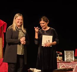 Debora Caprioglio incanta Cavarzere con “Callas D’Incanto” e nasce il biscotto dedicato al Maestro Serafin