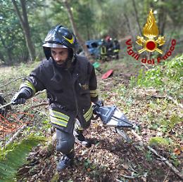 Auto finisce nel bosco alle pendici del Monte Summano, vigili del fuoco salvano l'automobilista rimasto incastrato