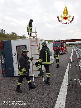 Camper si ribalta sulla pedemontana veneta: una donna ferita estratta dal mezzo