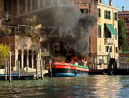 Incendio su un motopontone a San Silvestro: fiamme e fumo nero nel cuore di Venezia