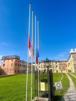 Lutto cittadino proclamato a Castel d’Azzano dopo la morte di tre carabinieri nell’esplosione di questa notte durante una perquisizione
